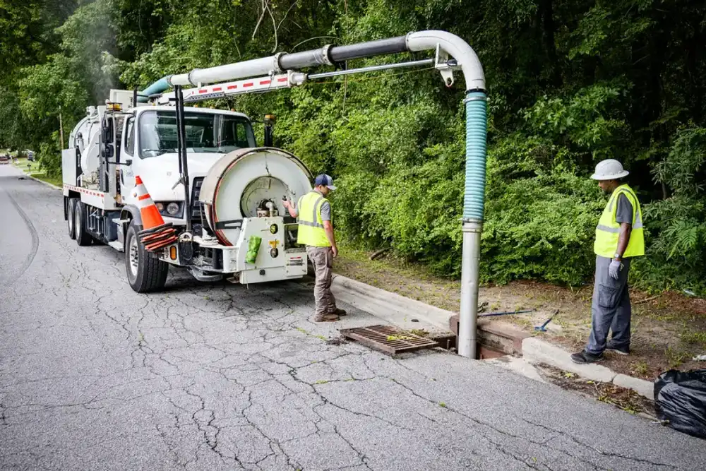 Equipa com camião de hidropressão em serviço